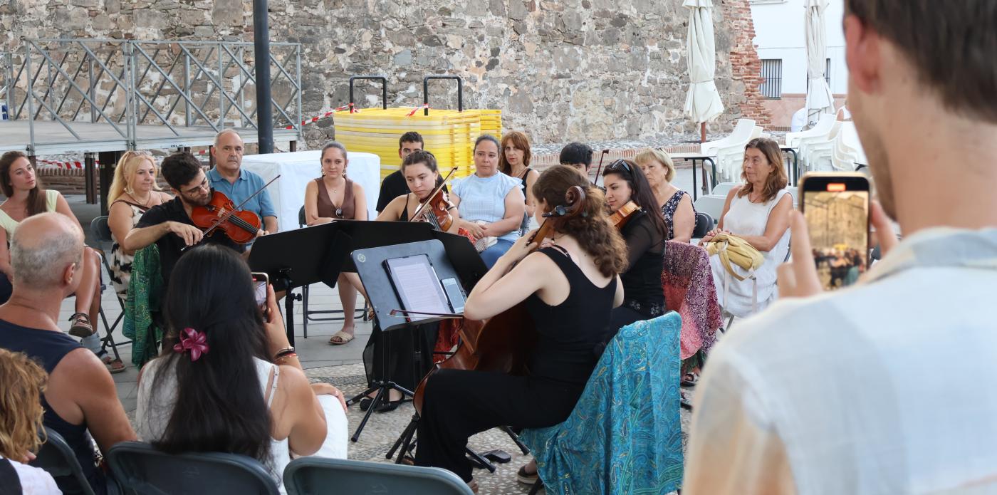 Música clásica para todos y sin escenarios en la plaza del Torreón de La Cala