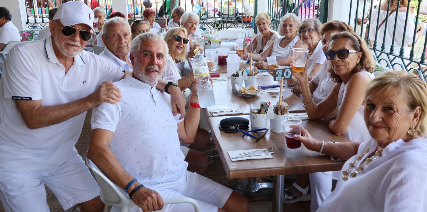 Más de cien mayores disfrutan de su fiesta ibicenca en La Cala de Mijas