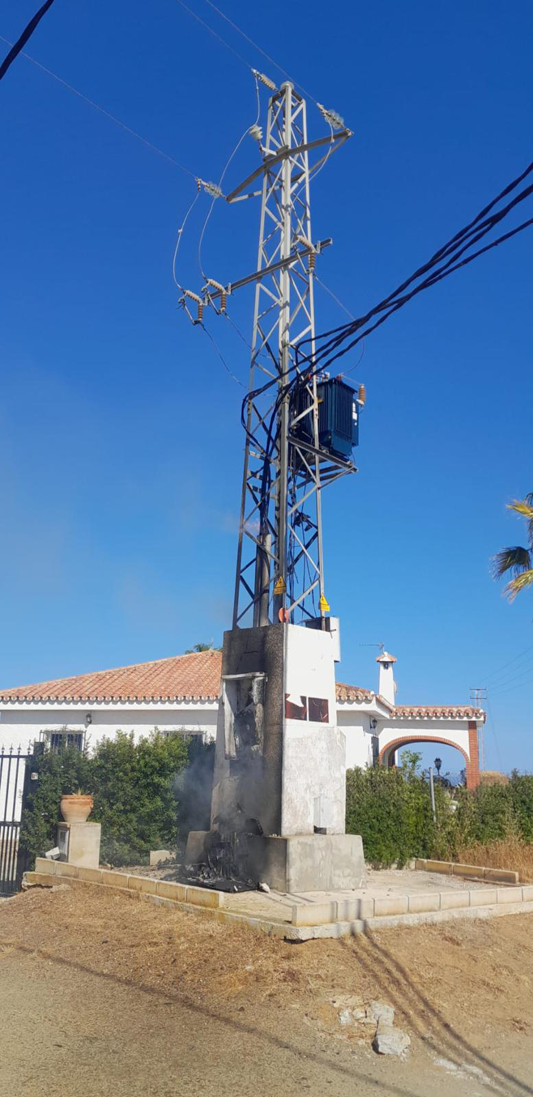 El incendio de una torre de luz deja sin luz a los vecinos de la Majadilla del Muerto