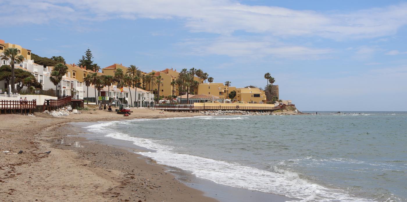 Mijas pedirá al Gobierno central que estudie medidas para frenar la erosión del litoral